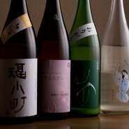 料理との相性を考え、日本全国から厳選した地酒。常時10種類ほど揃え、和食とのマリアージュを楽しめます。数量限定の希少な日本酒や名酒に出合えることもあるんだとか。季節ごとに変わるラインナップにも注目です。