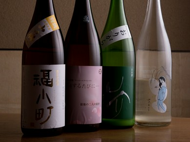 全国から取りそろえる約10種類の日本酒に、ゆるりと酔いしれる