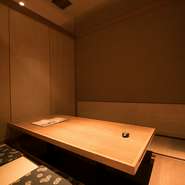 2名から利用できる半個室を用意。掘りごたつの座敷は、ふすまを開ければ最大22名まで利用できるので、宴会にも最適。テーブル席はすだれでプライベート空間を確保できるので、デートや女子会にもピッタリです。