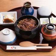 名古屋の郷土料理を心行くまで堪能。脂ののった柔らかい鰻を備長炭でじっくり焼き上げ、秘伝のタレをつければ完成。ご飯が止まらなくなりそうです。