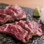 鰻だけでなく、肉や魚をあしらった多彩なメニューがズラリ