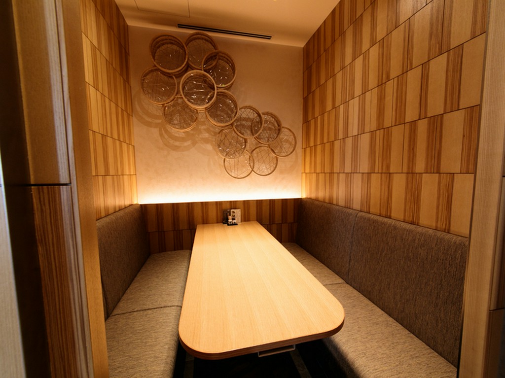 「和モダン」をイメージした落ちついた雰囲気の中で食事を満喫