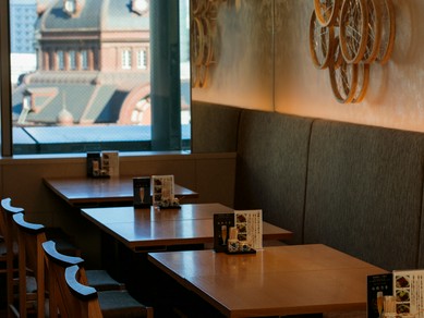 「バリエーション豊富な料理を囲んで盛り上がる歓送迎会」