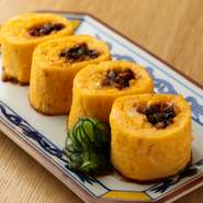 玉子のふっくら感がクセになる一品。絶妙な焼き加減で、ふわっとした柔らかい食感に仕上げています。真ん中に包んだ「甘辛い鰻」と玉子が絡み合い、クセになりそう。ついつい箸が進んでしまいます。