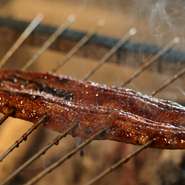 メインである鰻は、全国から状態のいいものだけを厳選して仕入れたこだわりの食材。炭火でじっくり焼き上げることで、余分な脂が落ち旨みが凝縮されてふっくらした食感に。絶妙な火加減で仕上げてます。