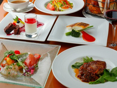 シンプルながらも華やかな料理の数々。店の料理全般をリーズナブルに堪能できる『ランチコース』