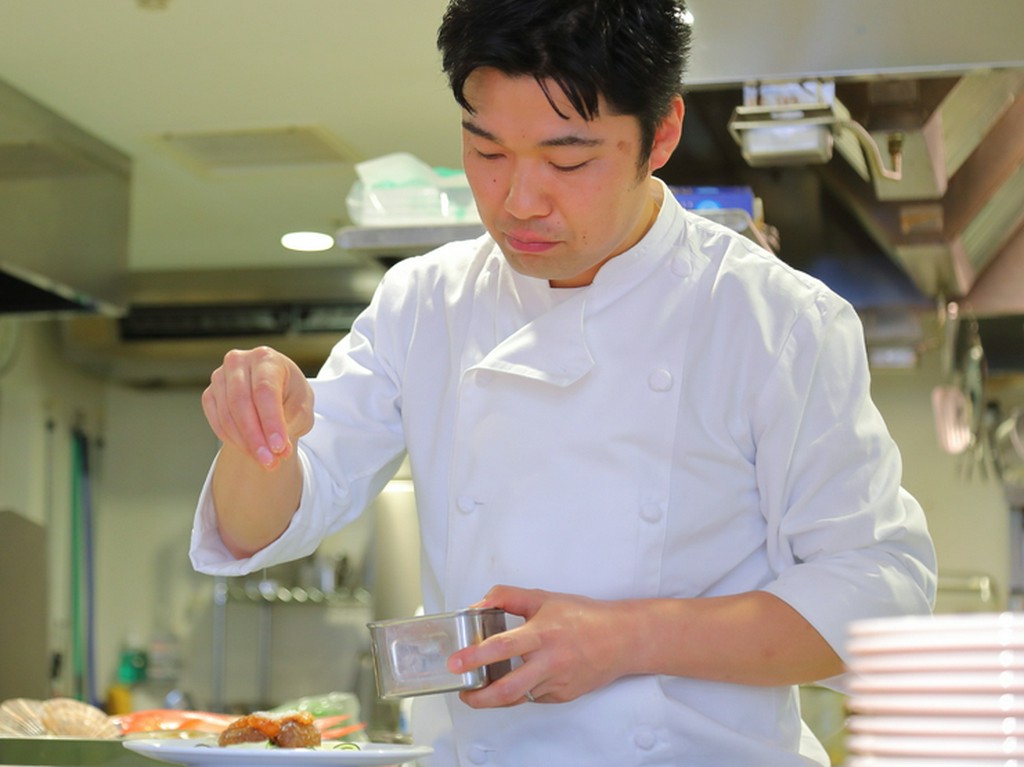 細かな要望も叶えるために、厨房から来店者の声と顔を確認