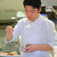 細かな要望も叶えるために、厨房から来店者の声と顔を確認