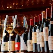 銀座という場所柄もあり、フランスを中心に世界の銘醸ワインをラインナップ。ソムリエが2名在籍し、至福のペアリングに誘います。5大シャトーのワインをかなり抑えた価格で楽しめるのも、大きな魅力です。