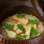 コースの〆のご飯には、ほんのり甘くて美味しい群馬県産米「雪ほたか」の釜炊きご飯が登場。季節を彩る旬食材と組み合わせ、土鍋の炊き立てをご用意。ほっと和む味わいで、心が優しくほぐれていきます。