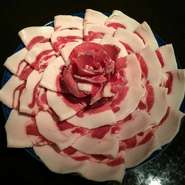 咲き誇るかのような華やかな盛り付け。兵庫県産の猪ロース肉を引き立てるのは、出汁は味噌とすましの間をとった、濃厚でありながらも澄んだ味わい。肉の味をグッと際立たせてくれます。