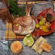 日本伝統の味と洗練された技を気軽に堪能できる、リーズナブルな『懐石コース』。四季折々の旬の幸に施された職人技。日本の素晴らしさを実感させてくれます。