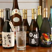 バリエーション豊かな酒は、店長がセレクトしたものが多数。中でも日本酒は、なかなかお目にかかれない珍しい地酒や限定酒も入荷しています。瓶が空いたら次の酒に変わるので、一期一会の美酒にも出合えそうです。