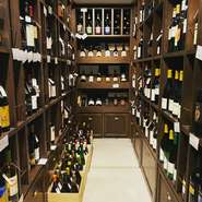 １階の系列店 SASALA（酒々ら）のセラーから好みのワインを選び、レストランでお楽しみいただけます。コルクチャージ¥3,000/1本
ご相談いただければソムリエが選んでお持ちしますので、お気軽にお申し付けください。