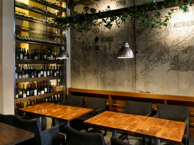 ワイン販売店直営ならではお手頃価格でセレクトワインを味わう