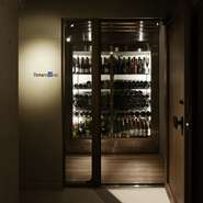 フランス産を中心に、料理に合わせて吟味されたワインは約400種類。ソムリエに相談すれば、オススメの一本も提案してくれます。そのほか、ビールや日本酒など、多彩な美酒を取り揃えています。