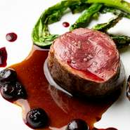 スペシャリテや季節の素材を使用した12品前後のデギュスタシオンコースです。
【所要時間：3時間程度】