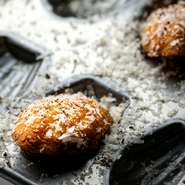 マドレーヌ型で焼き上げたサブレは、アミューズとして提供されている逸品。生地からこだわり、チーズと黒胡椒で風味にアクセントを添えたサブレは、シャンパンのお供に最適です。