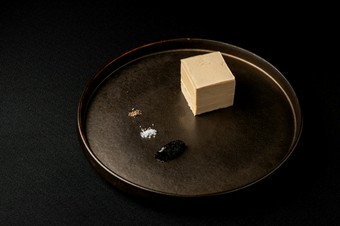 塩麹に漬け込んだフォアグラのキューブ