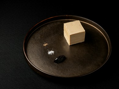 塩麹に漬け込んだフォアグラのキューブ