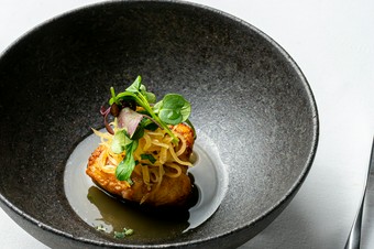 熱々ジューシーなフレンチの人気食材をさっぱりと。『リー・ド・ヴォーのムニエル』