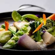 食材ごとの個性が光る『季節野菜と根菜のエチュベ』
