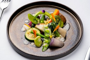 食材ごとの個性が光る『季節野菜と根菜のエチュベ』