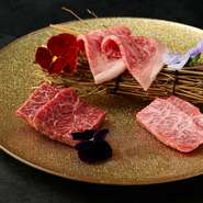 上質で新鮮な肉にこだわり、山形の「天童牛」や兵庫の「神戸牛」などA5ランクの黒毛和牛を厳選仕入れ。山形直送の「つや姫」を使用した、目の前で炊き上げる『土鍋ご飯』など、すべて“上質”を極めています。