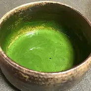 「茶の作法を知らなくても臆することなく訪れてほしい」と店主。日本料理の発端である茶の湯の文化、愉しみを知らないなんて残念なこと。一日一組の予約制だからこそ、贅沢に、店主を独り占めできます。

