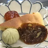 不定期で開かれる「お茶の時間」は、茶道に親しみのない方でも安心して来店できると好評です。好みの茶碗でいただく一服の薄茶を、優しい味わいの手づくりスイーツと共に。（開店日時はブログでお知らせ）
