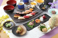 先付、お造り、椀物、焼物など、寿司以外の一品料理も味わえる贅沢なコース。それぞれに最適な仕込みをほどこし、食べる瞬間に「一番美味しい状態」になるように握られた、絶品の寿司を心行くまで堪能できます。