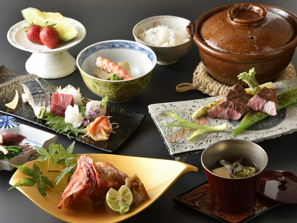 漆器・グラス・錫など、お皿や酒器の素材や意匠にもこだわる