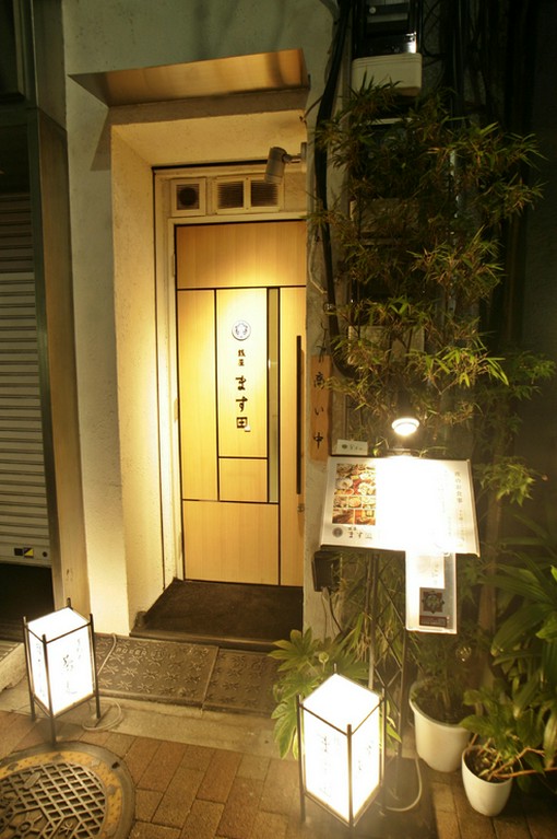 地下一階には、喧騒を遮断した落ち着いた空間が存在