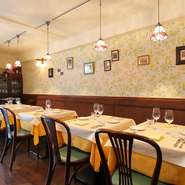 カウンター4席、テーブル10席を用意する店内は、デートや記念日等特別な日の食事にも活躍。ワイン好き、料理好きの集まりなどさまざまなシーンで利用できる【マ　プール】。気さくに足を運んでみませんか。