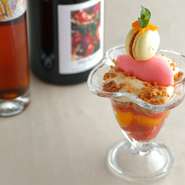 適度な弾力と旨味ある肉質が特徴の「伊達鶏」をはじめ、「魚」「野菜」など鮮度が大切な食材は日本産を用意。季節によって変化する「果物」を使用した特製『パフェ』にも注目です。