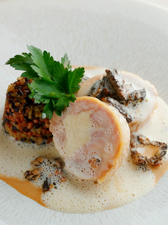 シェフのスペシャリテ『伊達鶏とモリーユ茸のヴァンジョーヌソース』