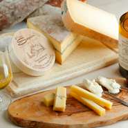 チーズの産地として有名なジュラ地方。世界的に人気のコンテチーズやモンドールなど、ジュラ地方のチーズを取り揃えております！！