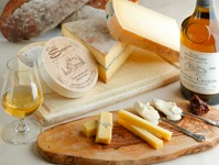 チーズの産地として有名なジュラ地方。世界的に人気のコンテチーズやモンドールなど、ジュラ地方のチーズを取り揃えております！！