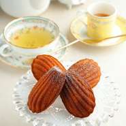 フランスのおばあちゃんのレシピで作った、昔ながらの素朴なマドレーヌ。コーヒー・紅茶・季節のハーブティーとご一緒に。