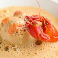 白レバーとフォアグラの濃厚な味わい、蟹味噌の出汁の風味を楽しめる一皿。海から離れたジュラならでは、エクルビスを使ったクラシカルな逸品となっています（エクルビスは5月~10月中旬のご用意になります）