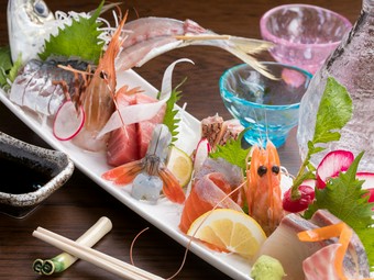 水産業界で経験を積んだ店主が目利きする『おすすめ盛り合わせ』