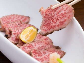 キメ細やかく、やわらかな肉質を堪能できる『蓼科牛たたき』