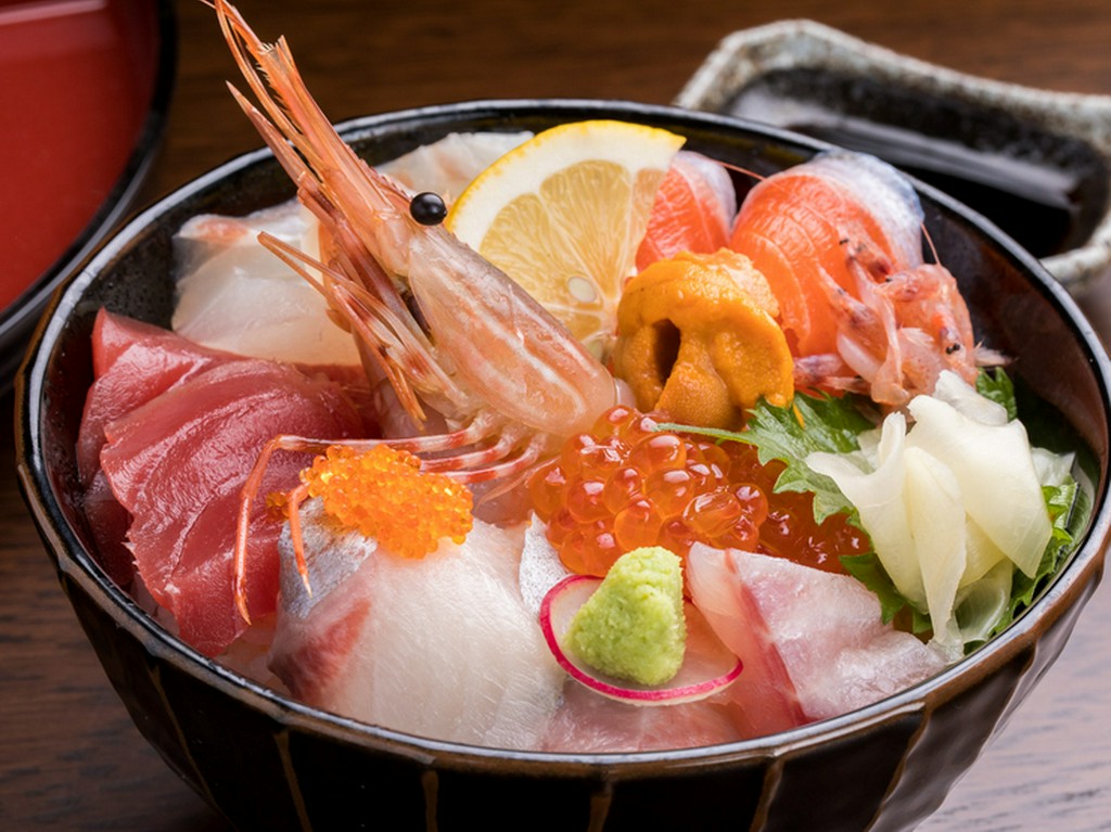 絢爛の豪華な魚介を散りばめた、ボリューム満点の『海鮮丼』