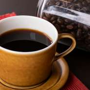 コーヒーの飲み歩きが趣味だと言う奥田氏。自身が一番良いと思った専門店から、コーヒーを愛するオーナーが焙煎したこだわりの豆を仕入れ。「食事の最後は、おいしいコーヒーで締めていただければ」と語ります。