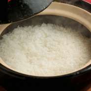 伊賀焼の土鍋で一気に炊くことで、お米の甘みを十分に引き出した、味の良いふっくらとした仕上がりになります。