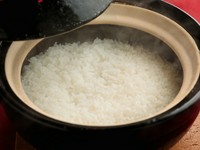 伊賀焼の土鍋で一気に炊くことで、お米の甘みを十分に引き出した、味の良いふっくらとした仕上がりになります。