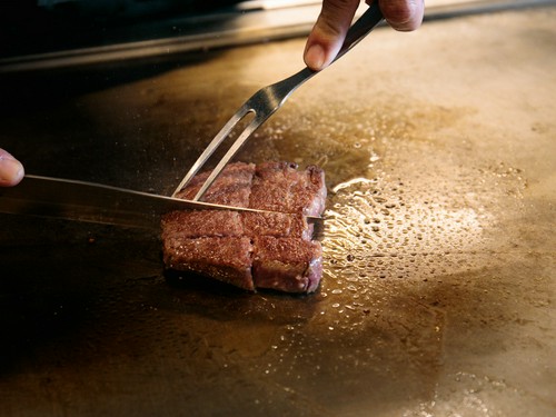 目の前で焼き上げる分厚い黒毛和牛