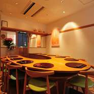 10000円以上のコースを5名から予約すれば、お店丸ごと貸し切ることもできます。関係者のみだけの会食が叶うので、社外秘情報の会話も可能。密室空間で席の距離も近く、人間関係をより良好なものにしてくれそうです。