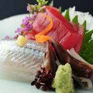 産地にこだわらず、日本各地から新鮮な旬の食材を厳選仕入れ。素材本来の味を引き立たせる料理の数々に思わず笑みがこぼれます。当日の仕入れ状況により料理を変えているので、訪れる度に異なる味わいに出合えます。