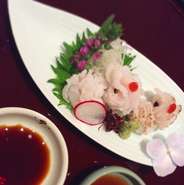 夏季の主役は「はも」！栄養を蓄えてたっぷり脂が乗っているにも関わらず、あっさり。身が引き締まり歯ごたえが楽しい。はもコース8000円・全7品いろんな調理法でご堪能下さい。最初の一杯はサービス※要予約2日前迄